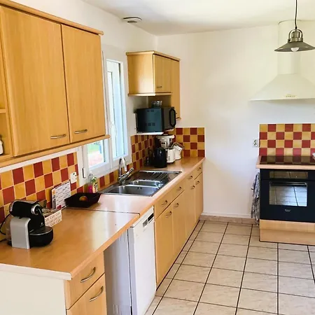 Nyaraló Spacious House Of 100 M With A Beautiful Garden *